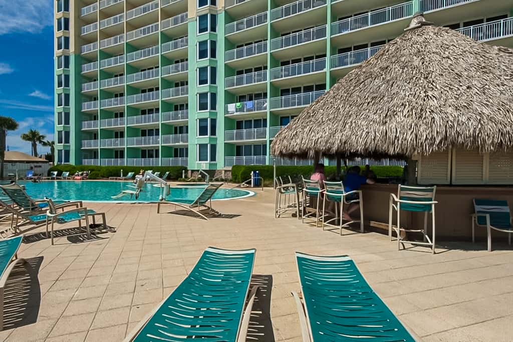 Beachfront Condo with gorgeous views, shared pool & beach access