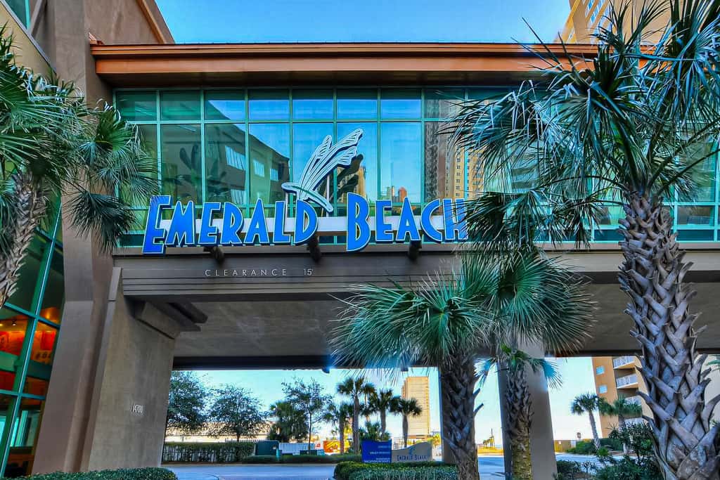 Beachfront Condo with gorgeous views, shared pool & beach access