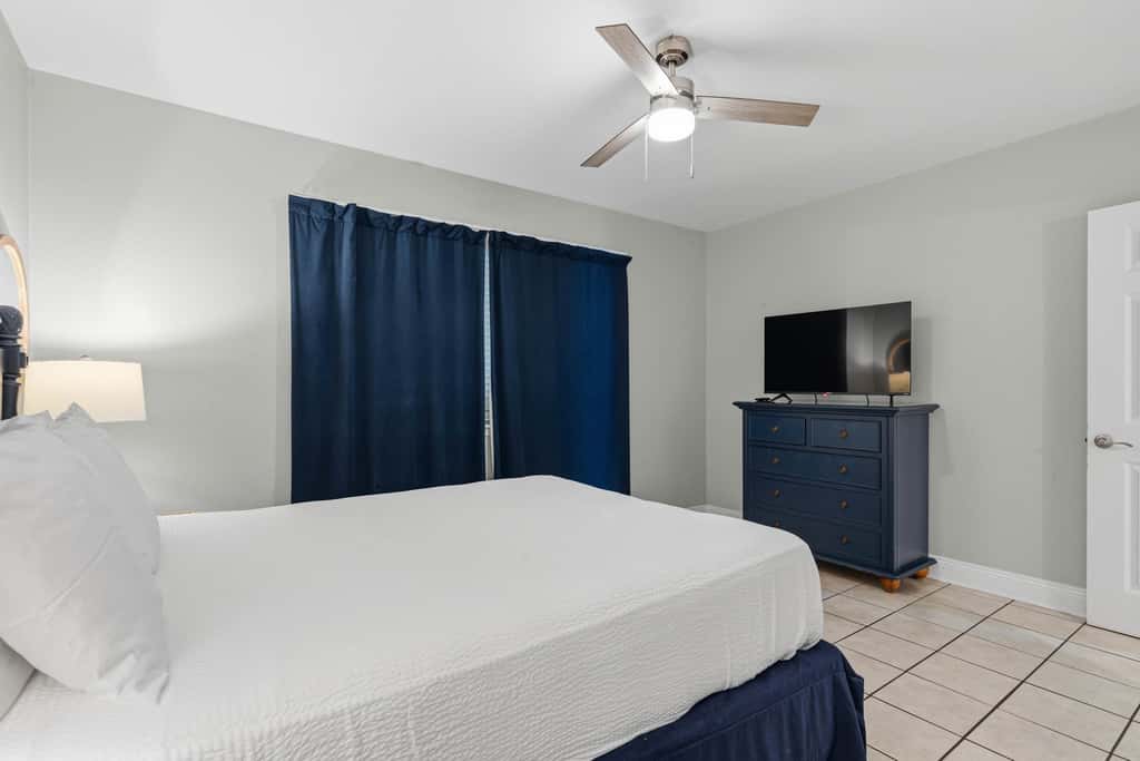 Beachfront Condo with gorgeous views, shared pool & beach access