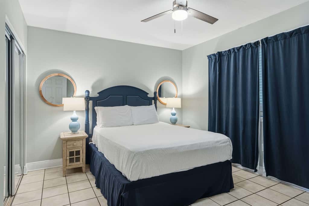 Beachfront Condo with gorgeous views, shared pool & beach access