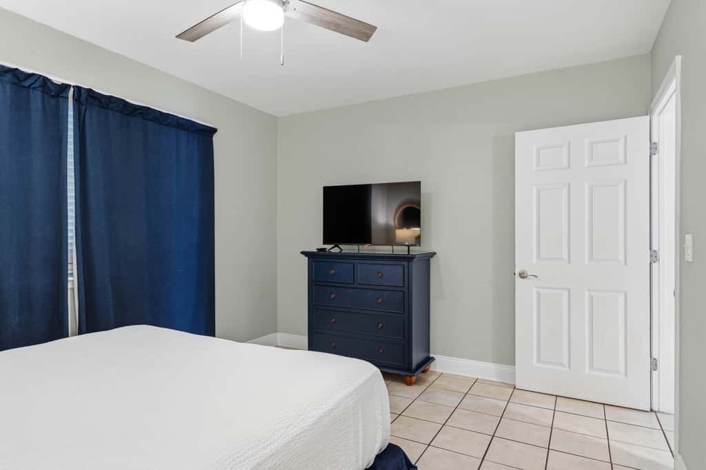 Beachfront Condo with gorgeous views, shared pool & beach access