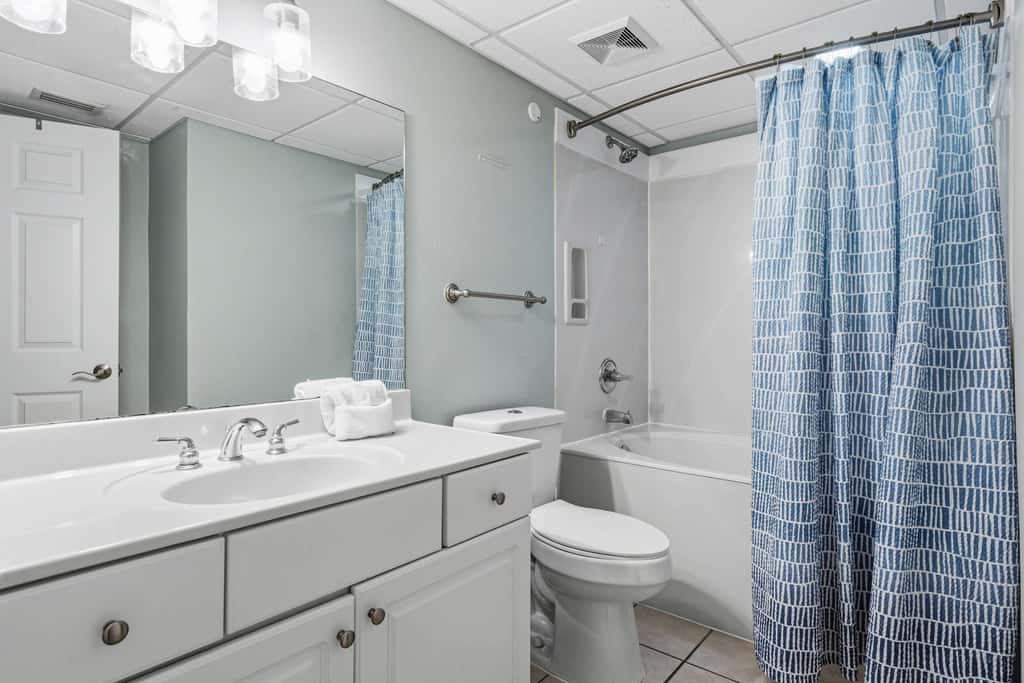 Beachfront Condo with gorgeous views, shared pool & beach access