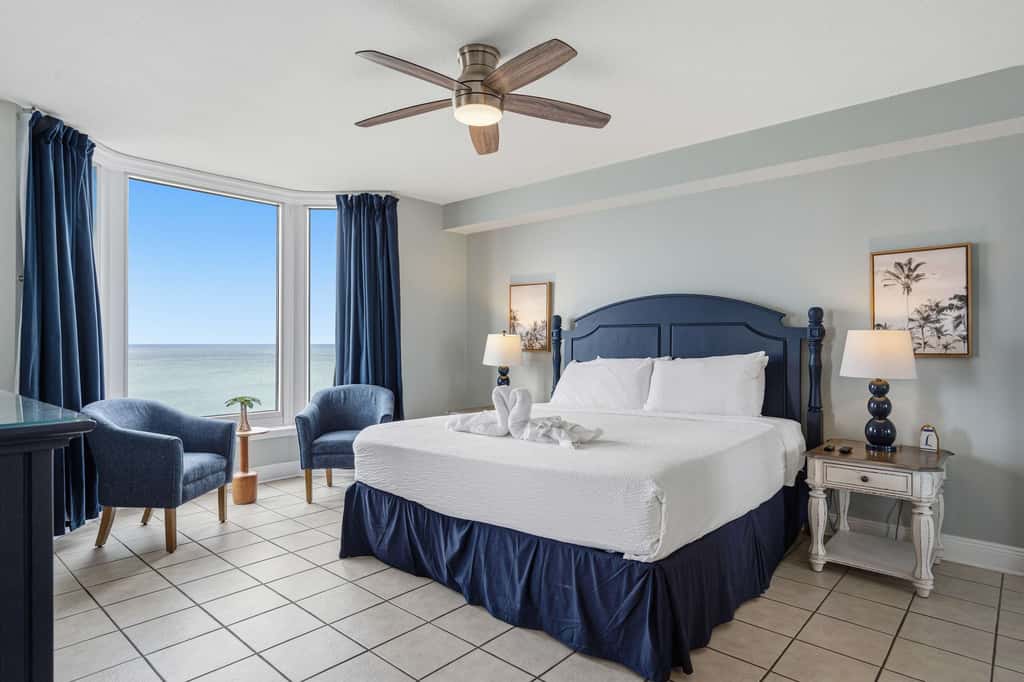 Beachfront Condo with gorgeous views, shared pool & beach access