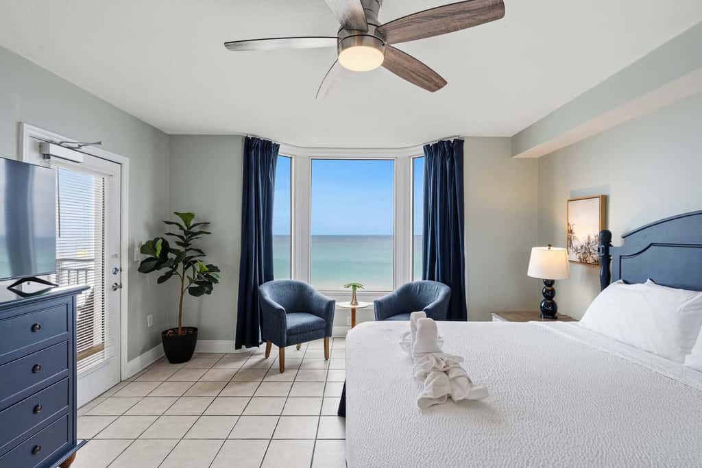Beachfront Condo with gorgeous views, shared pool & beach access
