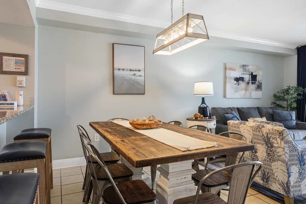 Beachfront Condo with gorgeous views, shared pool & beach access