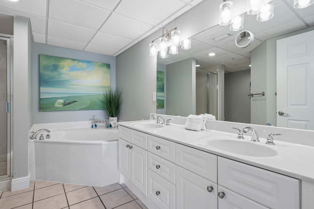 Beachfront Condo with gorgeous views, shared pool & beach access