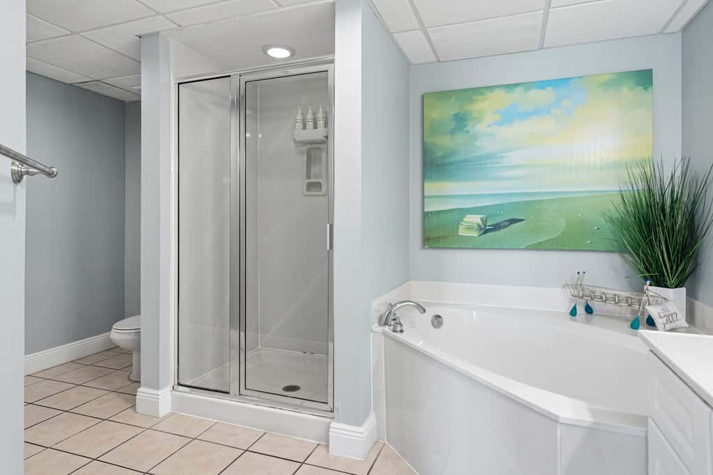 Beachfront Condo with gorgeous views, shared pool & beach access