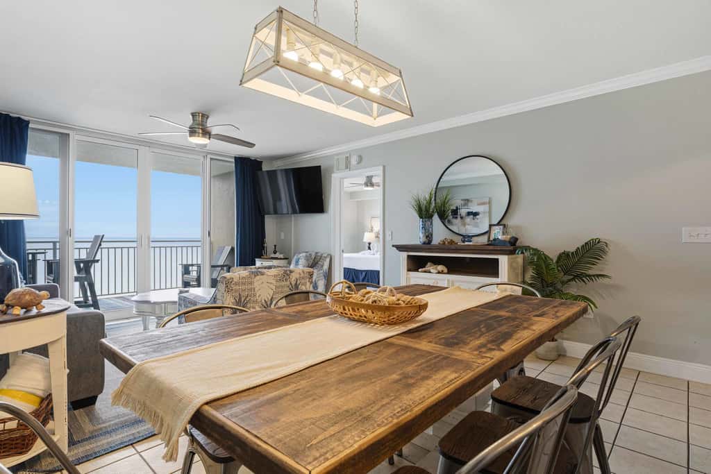 Beachfront Condo with gorgeous views, shared pool & beach access