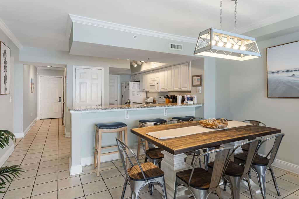 Beachfront Condo with gorgeous views, shared pool & beach access