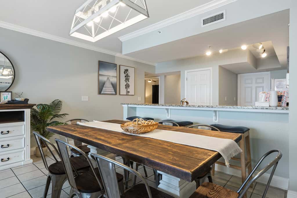 Beachfront Condo with gorgeous views, shared pool & beach access