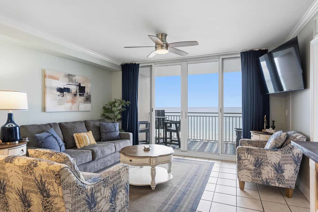 Beachfront Condo with gorgeous views, shared pool & beach access
