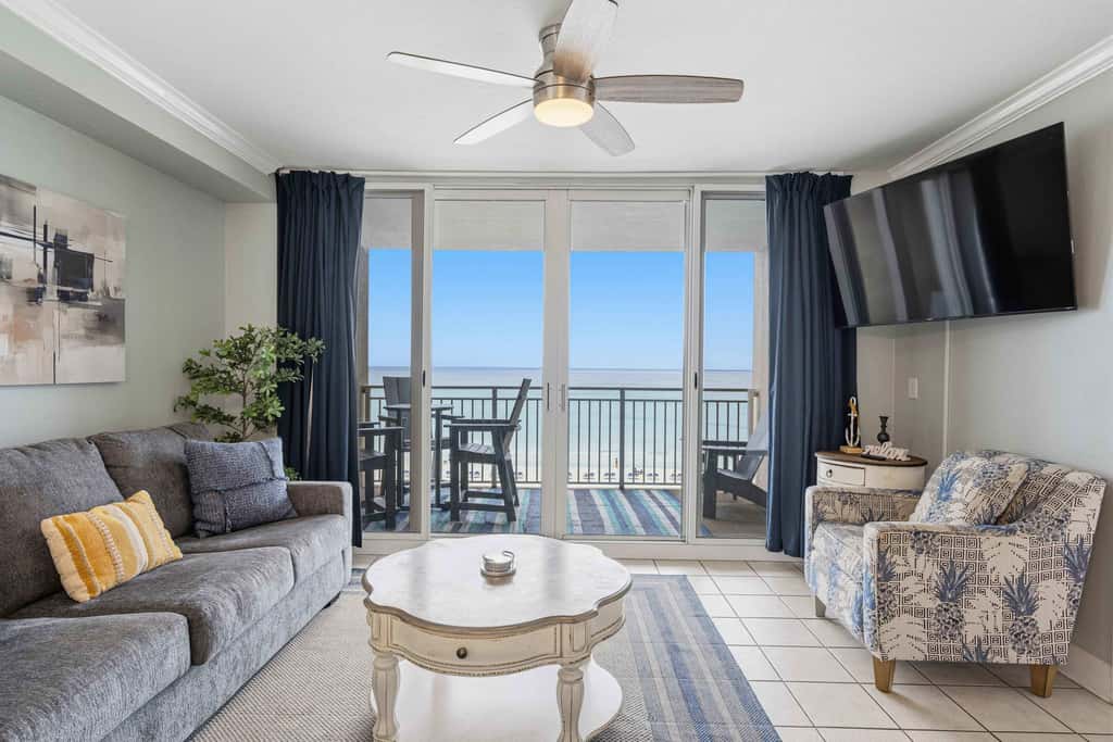 Beachfront Condo with gorgeous views, shared pool & beach access