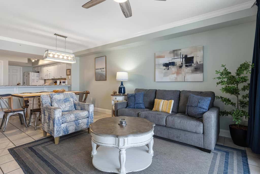 Beachfront Condo with gorgeous views, shared pool & beach access