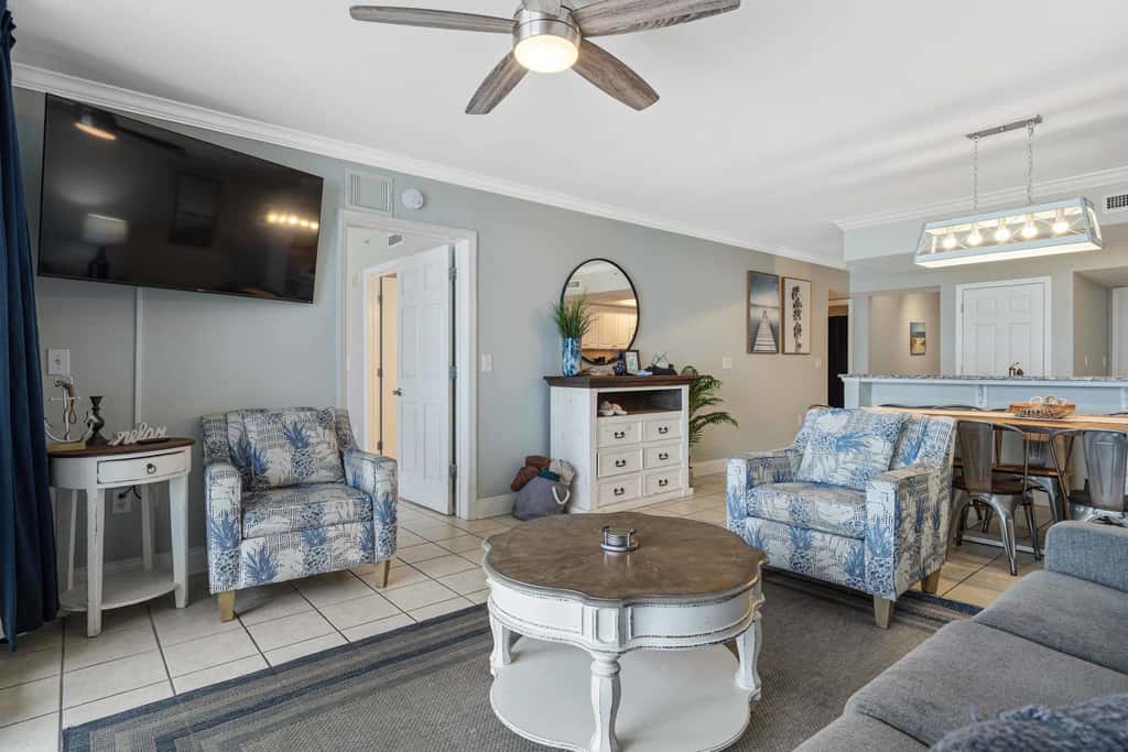 Beachfront Condo with gorgeous views, shared pool & beach access