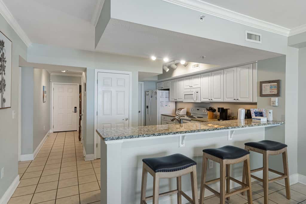 Beachfront Condo with gorgeous views, shared pool & beach access
