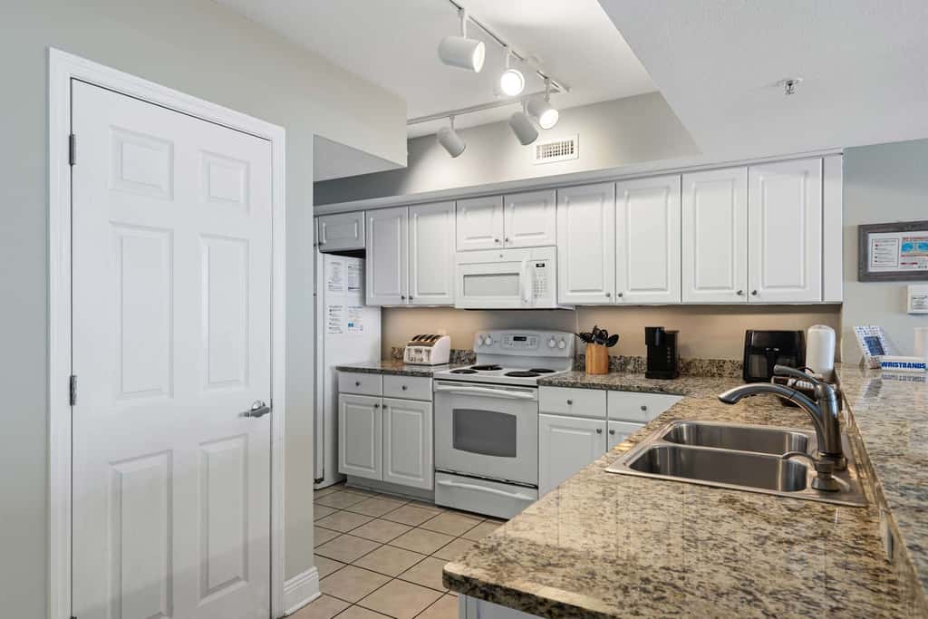 Beachfront Condo with gorgeous views, shared pool & beach access