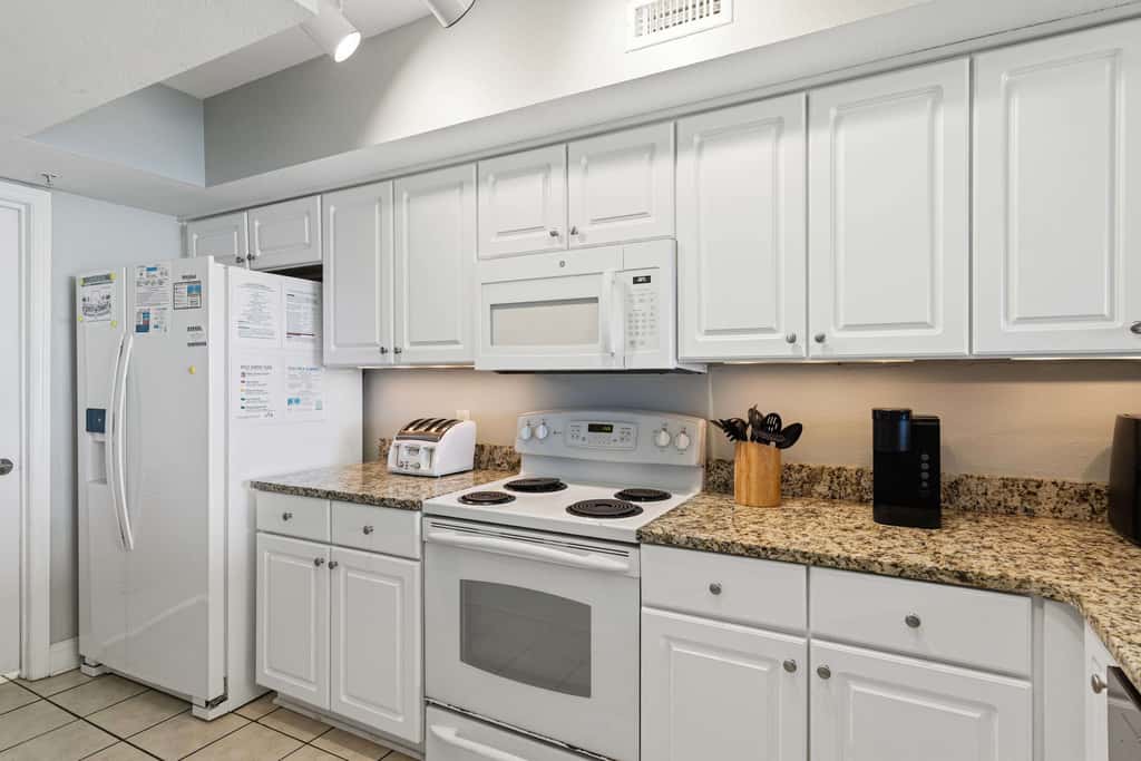 Beachfront Condo with gorgeous views, shared pool & beach access
