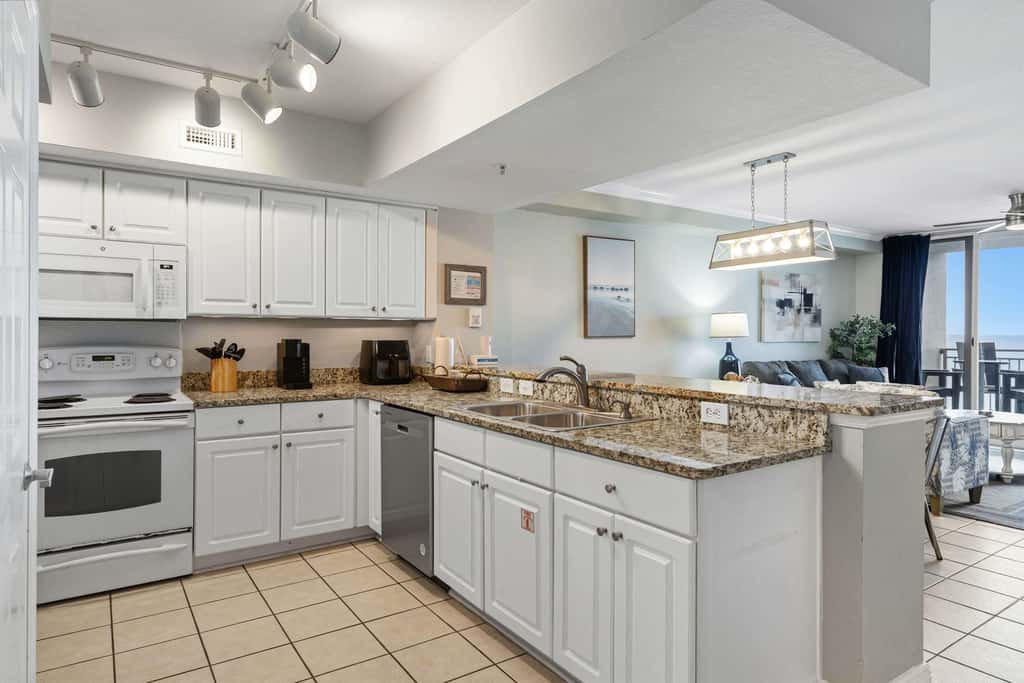 Beachfront Condo with gorgeous views, shared pool & beach access