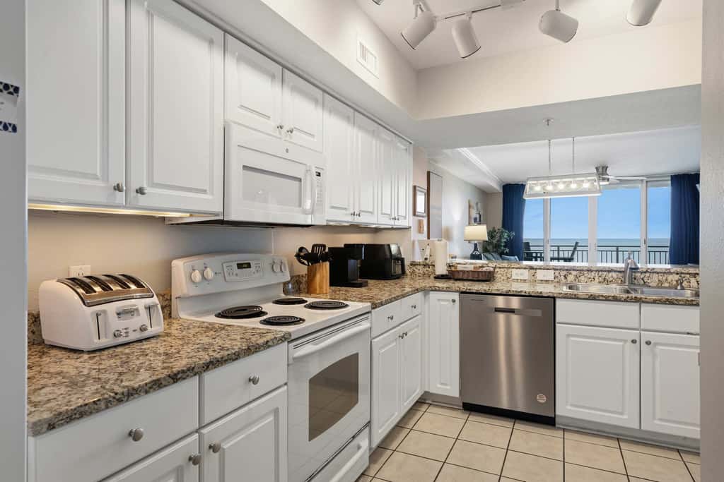 Beachfront Condo with gorgeous views, shared pool & beach access