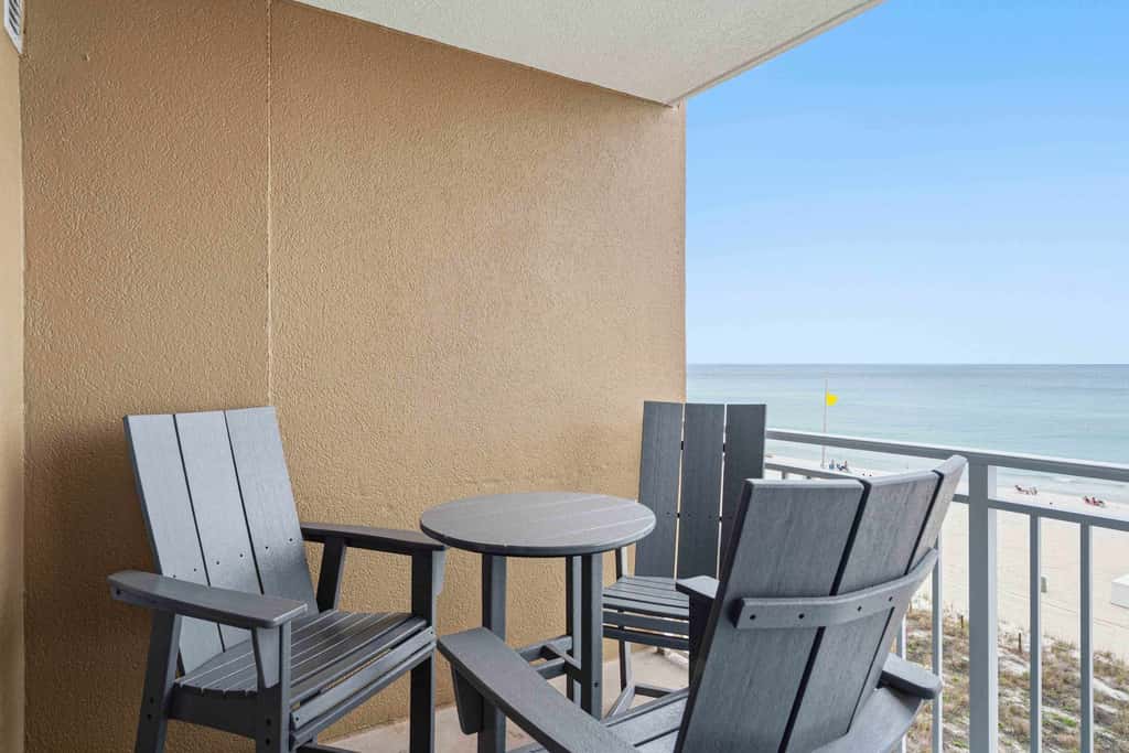 Beachfront Condo with gorgeous views, shared pool & beach access