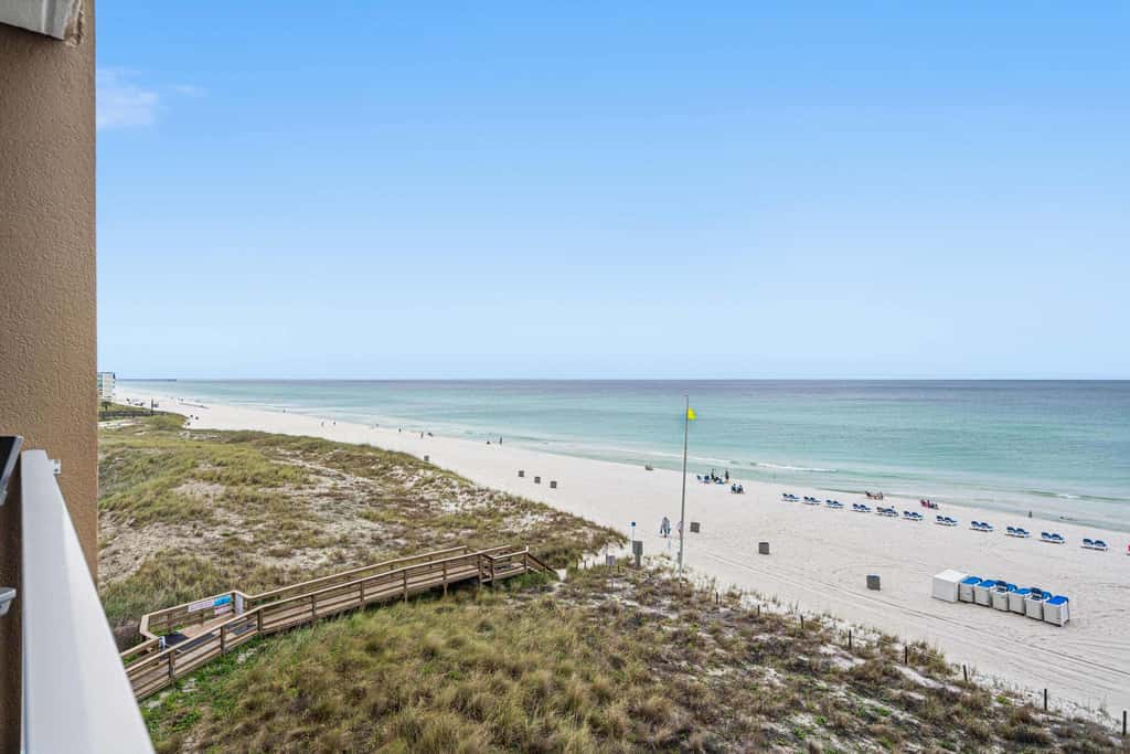 Beachfront Condo with gorgeous views, shared pool & beach access