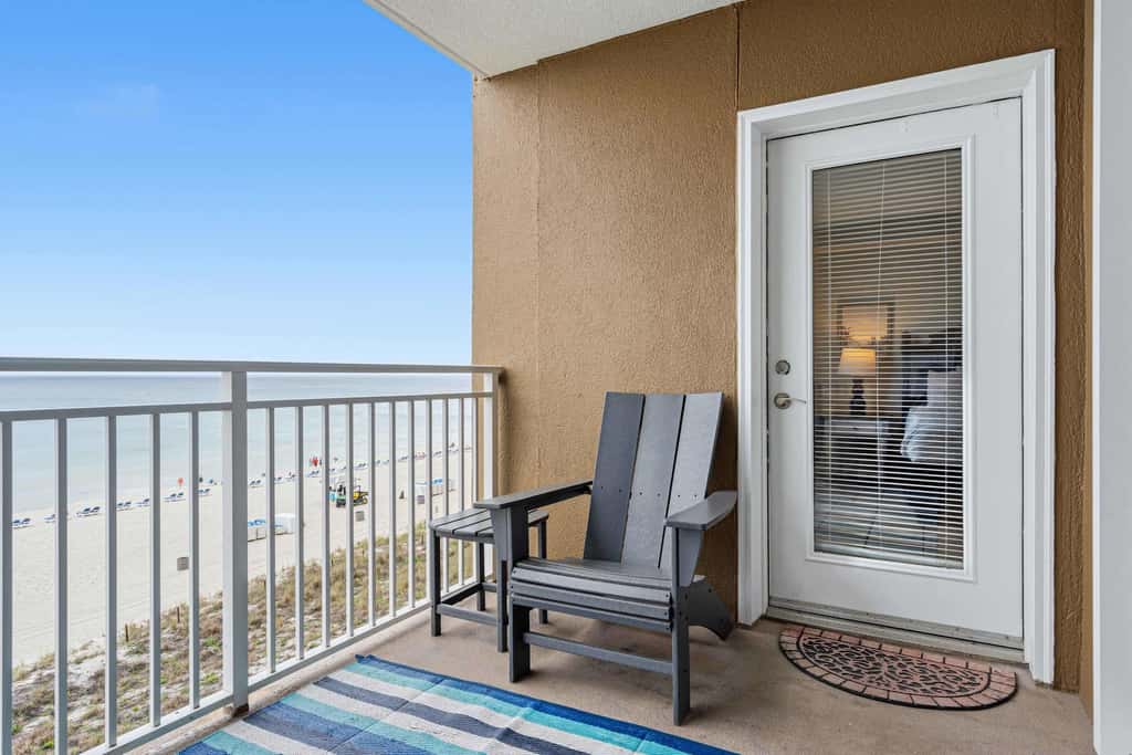 Beachfront Condo with gorgeous views, shared pool & beach access