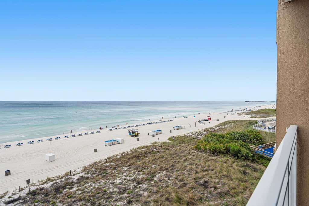 Beachfront Condo with gorgeous views, shared pool & beach access