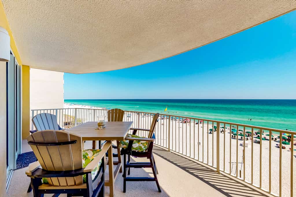 Wonderful 5th-floor condo in Gulf-front building with pool & central AC