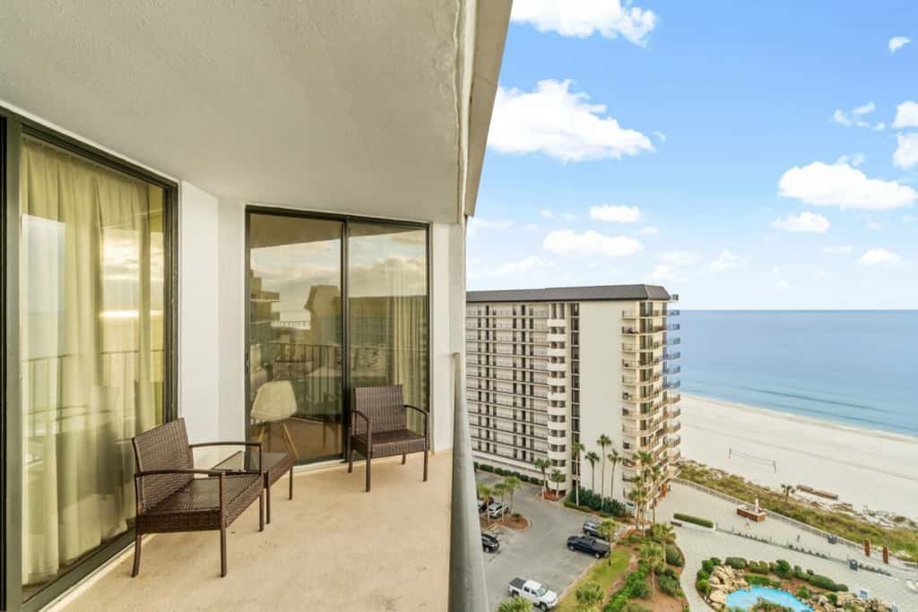 Terrific condo in beachfront location with pool, central AC & balcony