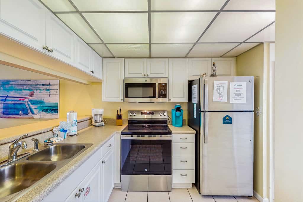Terrific condo in beachfront location with pool, central AC & balcony