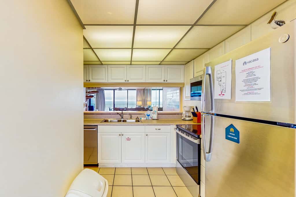 Terrific condo in beachfront location with pool, central AC & balcony