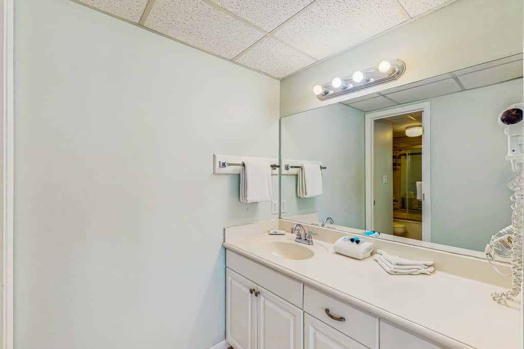 Terrific condo in beachfront location with pool, central AC & balcony