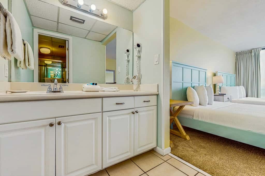 Terrific condo in beachfront location with pool, central AC & balcony