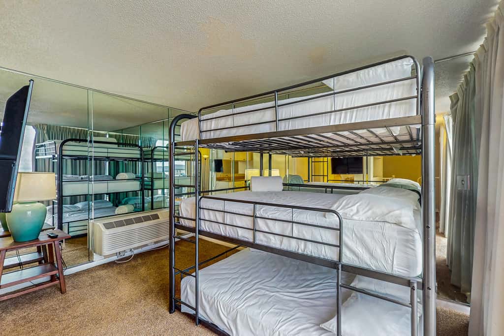 Terrific condo in beachfront location with pool, central AC & balcony