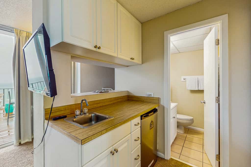 Terrific condo in beachfront location with pool, central AC & balcony