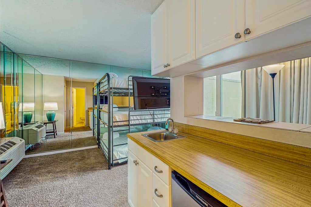 Terrific condo in beachfront location with pool, central AC & balcony