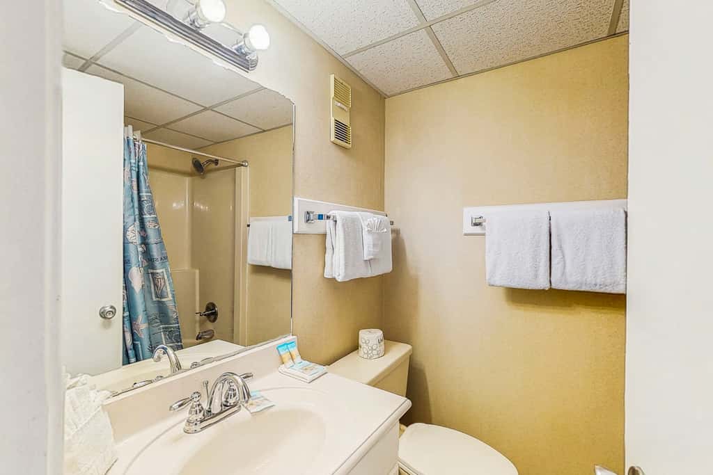 Terrific condo in beachfront location with pool, central AC & balcony