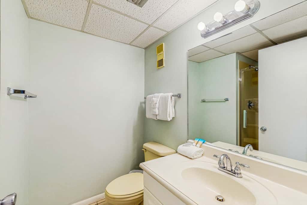 Terrific condo in beachfront location with pool, central AC & balcony