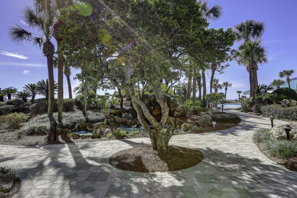 Terrific condo in beachfront location with pool, central AC & balcony