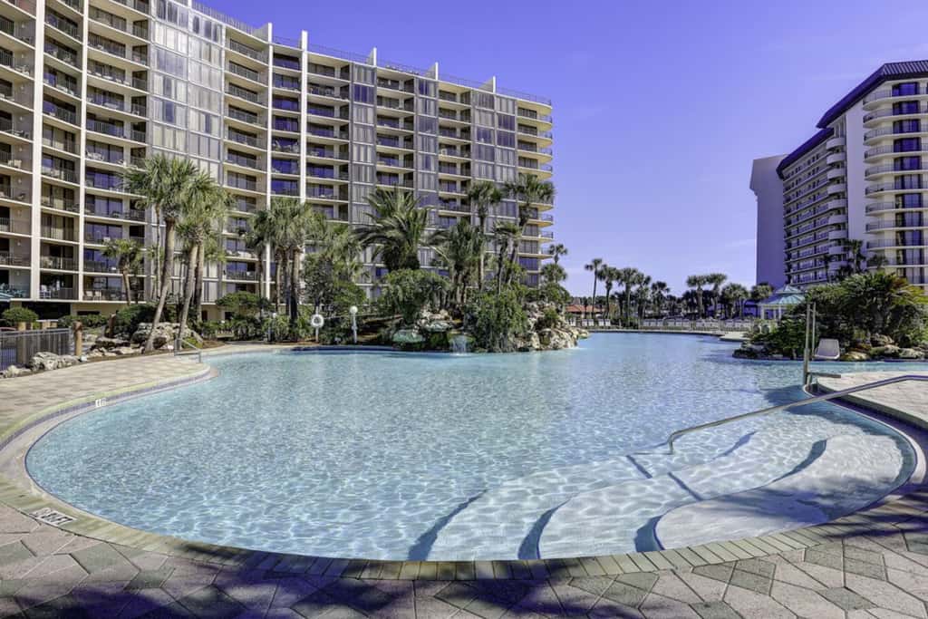 Terrific condo in beachfront location with pool, central AC & balcony