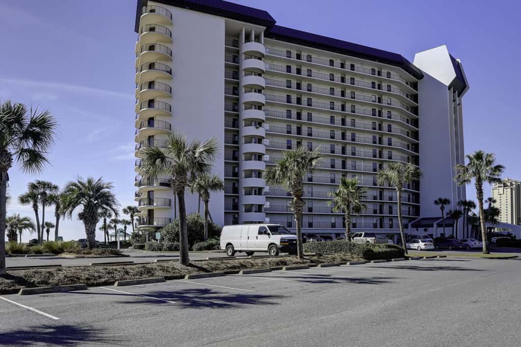 Terrific condo in beachfront location with pool, central AC & balcony
