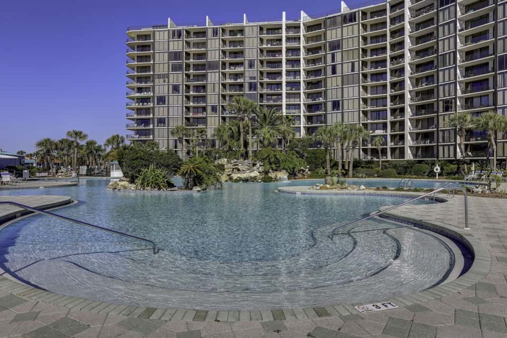 Terrific condo in beachfront location with pool, central AC & balcony