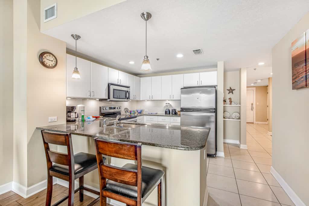15th-floor Gulf-front condo with beach view, balcony, heated pool, hot tub & gym