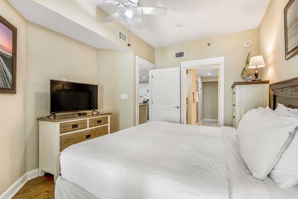 15th-floor Gulf-front condo with beach view, balcony, heated pool, hot tub & gym