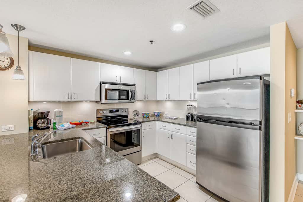 15th-floor Gulf-front condo with beach view, balcony, heated pool, hot tub & gym