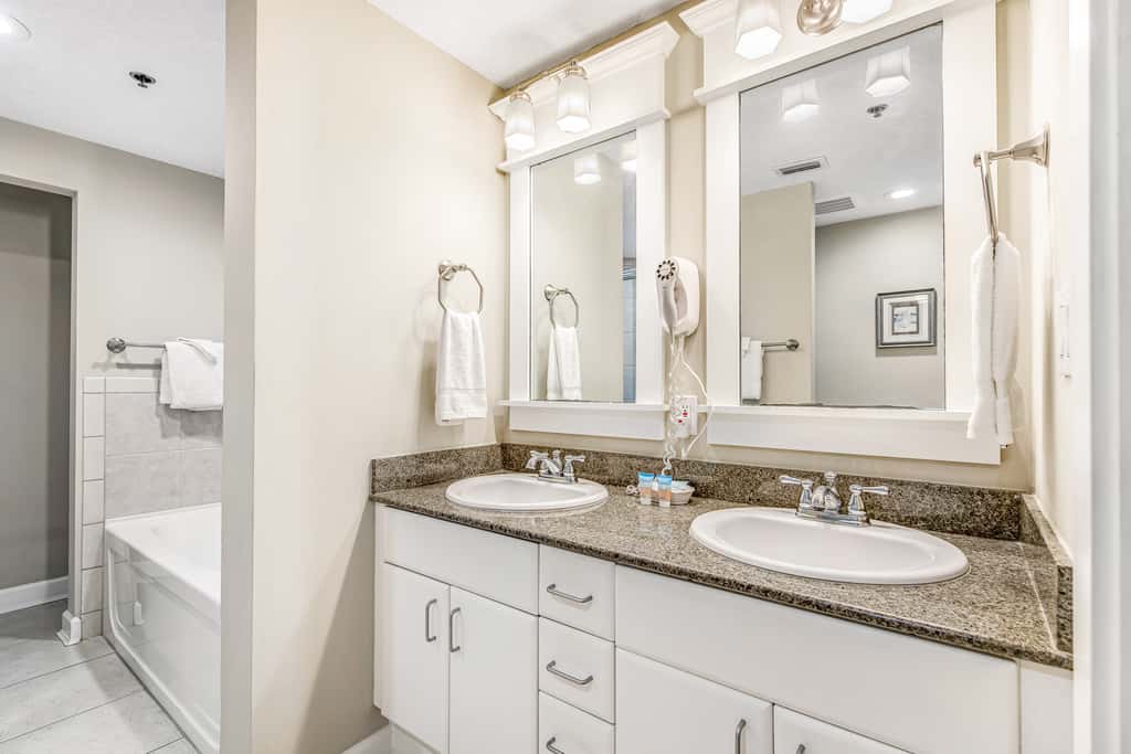 15th-floor Gulf-front condo with beach view, balcony, heated pool, hot tub & gym
