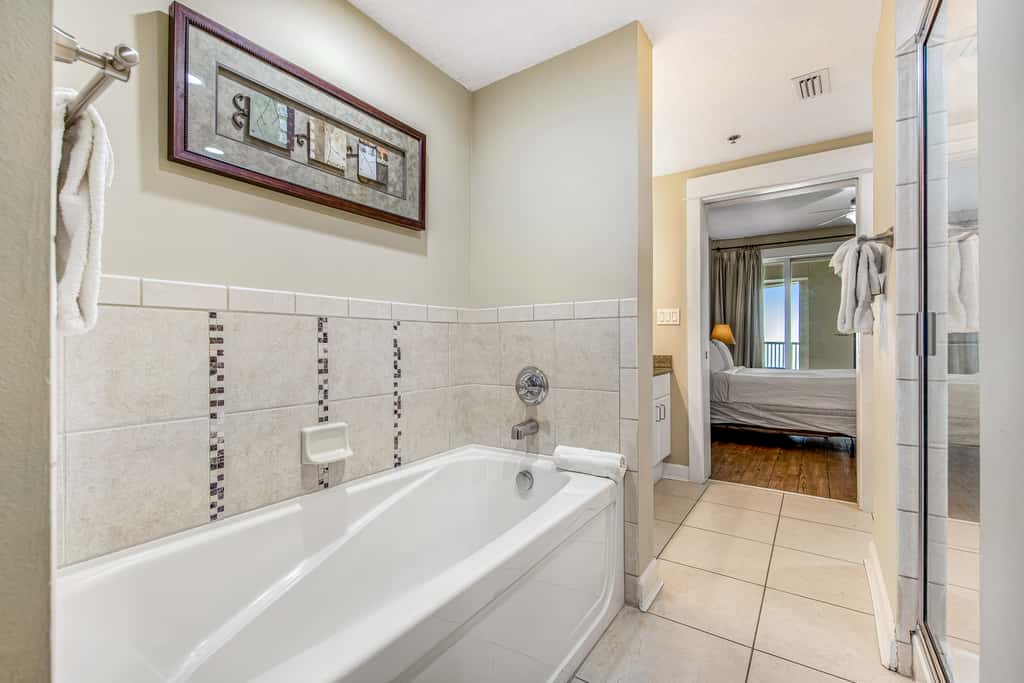 15th-floor Gulf-front condo with beach view, balcony, heated pool, hot tub & gym