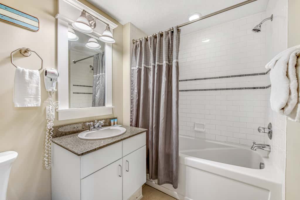15th-floor Gulf-front condo with beach view, balcony, heated pool, hot tub & gym