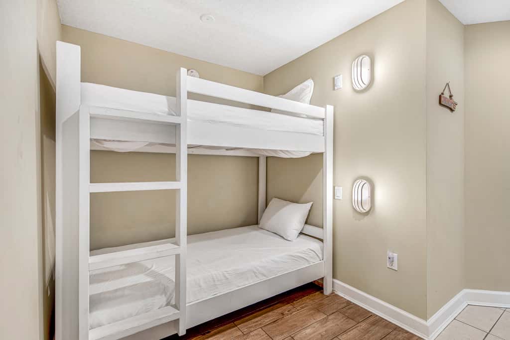 15th-floor Gulf-front condo with beach view, balcony, heated pool, hot tub & gym
