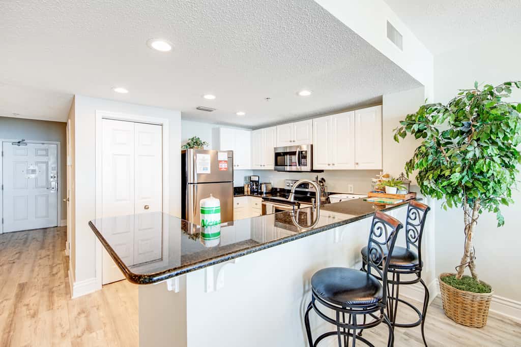 Beachfront condo on 10th floor with 4 shared pools, hot tub, tennis - great views